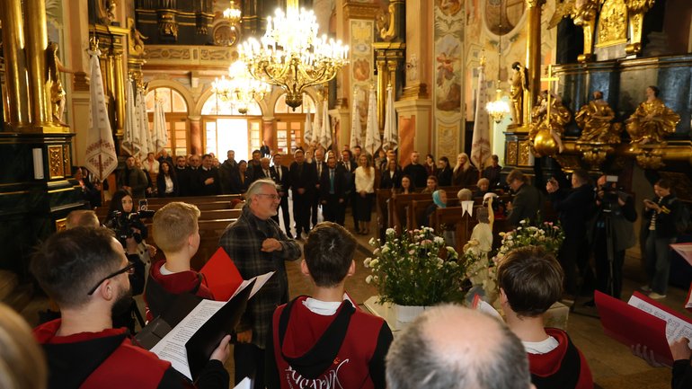 King of Sweden visits Lviv church damaged by Russian attack - фото 1