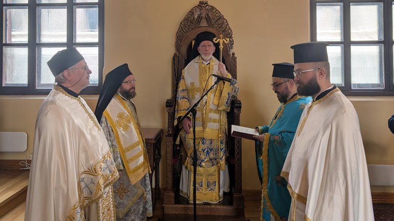 Отець Андрій Пінчук перший зліва серед кліру Константинопольського Патріархату - фото 1