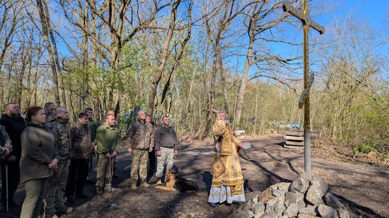 У четвертій окремій важкій механізованій бригаді освятили хрест пам’яті та оголосили про будівництво храму - фото 1