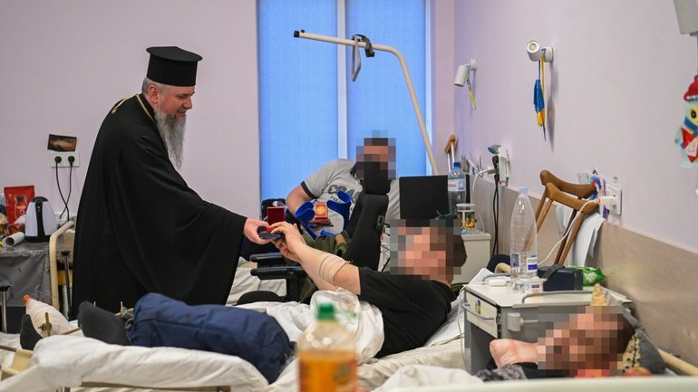 Предстоятель ПЦУ у Житомирі провідав поранених воїнів та відкрив благодійний захід на підтримку ЗСУ - фото 1