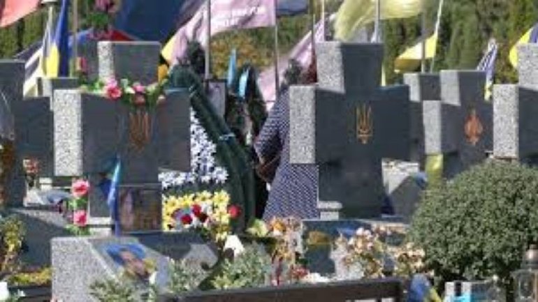 В Івано-Франківську родини загиблих військових ініціювали щомісячні панахиди на кладовищі в Чукалівці - фото 1