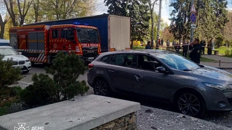 У Києві уламки БпЛА впали на територію цвинтаря - фото 1
