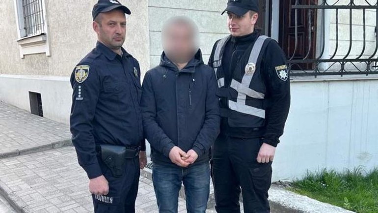 Поліція затримала чоловіка, який облив скульптуру Божої Матері на Львівщині - фото 1