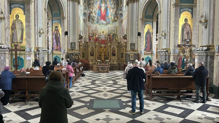 Cathedral in Ternopil becomes place of prayer and refuge amid drone attack - фото 1