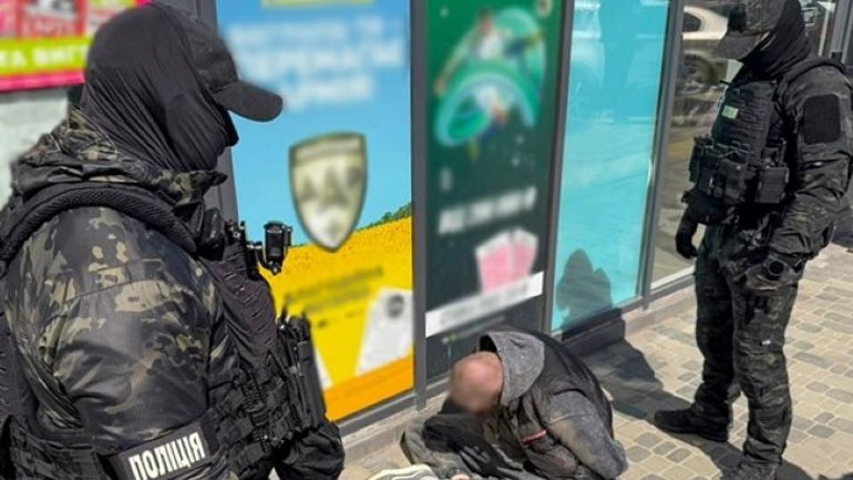 Затримано ділка, який у Києві продавав "бронь" військового капелана за $25 000 - фото 1