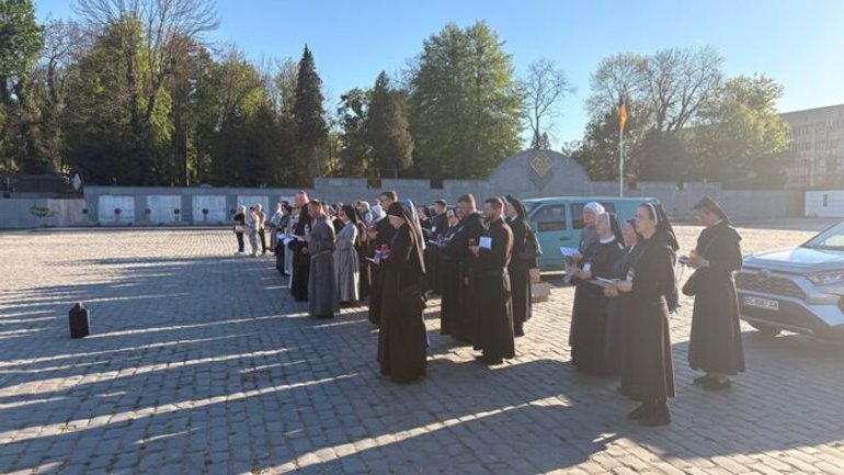 Учасники Асамблеї Вищих настоятелів вшанували полеглих воїнів на Личаківському цвинтарі у Львові - фото 1