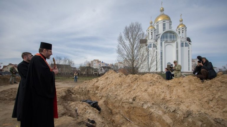 Глава Української Греко-Католицької Церкви Святослав Шевчук молиться в Бучі після масового вбивства, вчиненого російськими загарбниками. - фото 1