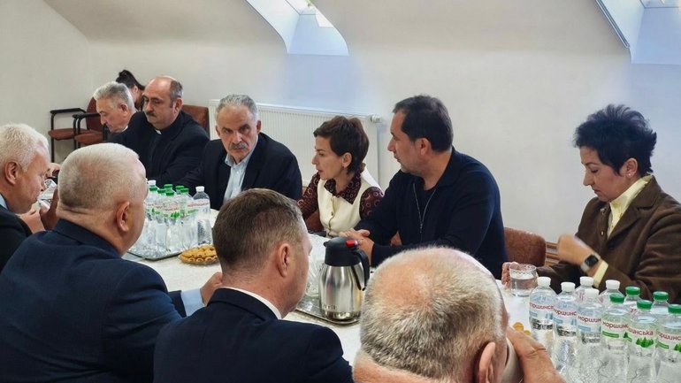 Представниця Офісу Президента і Голова ДЕСС провели зустріч з єпископами Синоду Закарпатської Реформатської Церкви - фото 1