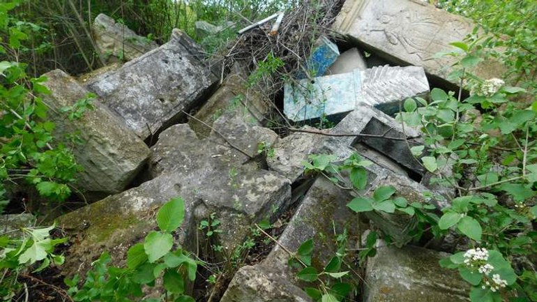 на Тернопільщині невідомі викинули старовинні надгробки та хрести за межі цвинтаря - фото 1
