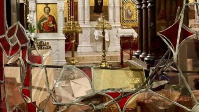 Невідомий розтрощив вітраж найвідомішого російського собору в Європі - фото 1