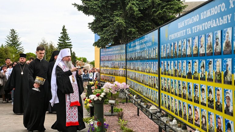 Предстоятель ПЦУ в Овручі благословив будинок для ВПО та вшанував полеглих воїнів - фото 1