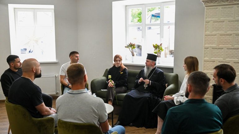 Предстоятель ПЦУ у Львові відвідав Центр ментального здоров’я для постраждали від воєнних злочинів Росії - фото 1