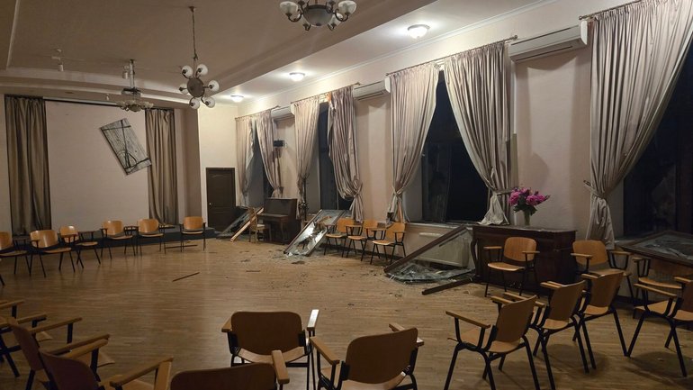 В Киеве взрывная волна выбила окна и двери в Институте религиозных наук им. св. Фомы Аквинского - фото 1
