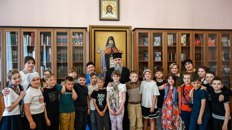 Предстоятель ПЦУ зустрівся з дітьми незламної Бородянки - фото 1