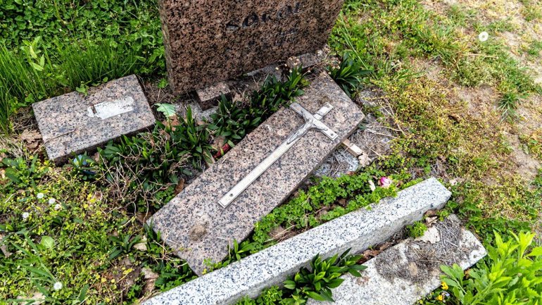 У Польщі судять священика, який зрівняв із землею протестантський цвинтар - фото 1