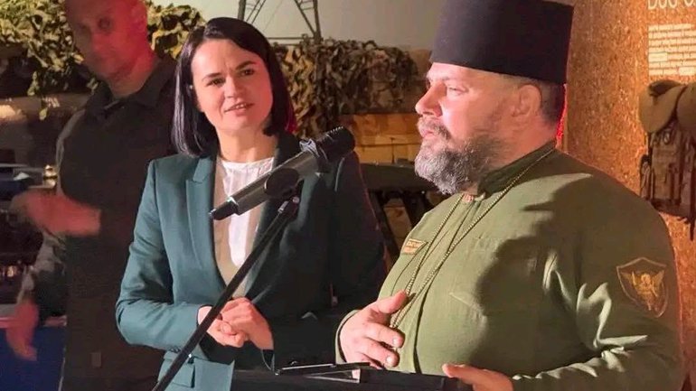 Президентка Білорусії в екзилі нагородила капелана з Чернігова медаллю з підбитого російського танка - фото 1