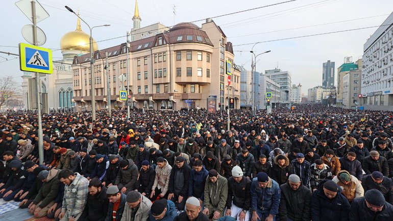 У Московской соборной мечети собрались сотни тысяч мусульман - фото 1