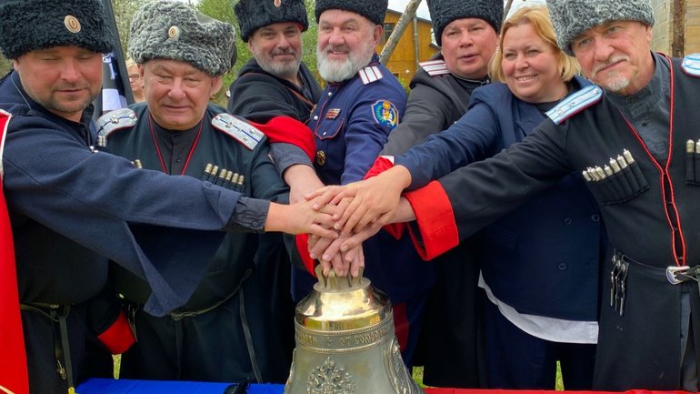 Члени Союзу козаків у Польщі та Козацької організації в Королівстві Іспанія з дзвоном із символікою Російської імперії, який 9 травня вони передали православній парафії в Гладишові у Малопольщі. - фото 1