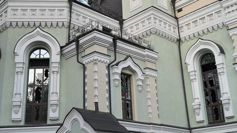 У Києві російським обстрілом пошкоджено храмовий комплекс УПЦ МП - фото 1