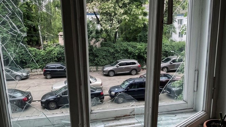 Під час чергового російського обстрілу зазнало руйнувань приміщення УКУ в Києві - фото 1