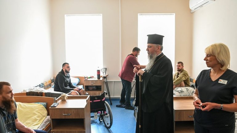 Предстоятель ПЦУ провідав у Тернополі поранених захисників - фото 1