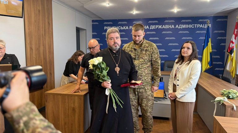 Священику УПЦ МП вручили нагороду сина, який загинув, захищаючи Україну - фото 1