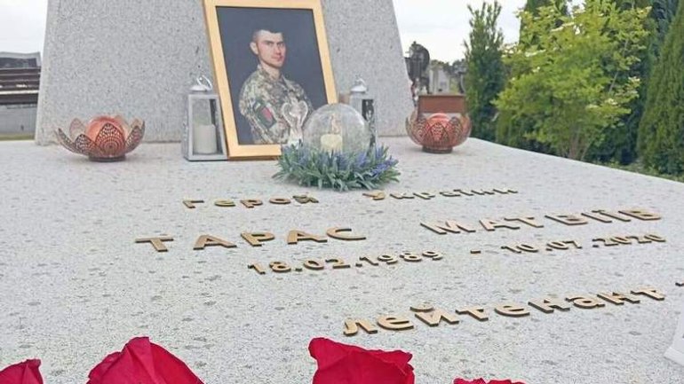 На Львівщині поглумились над могилою Героя України. Поліція встановлює обставини - фото 1