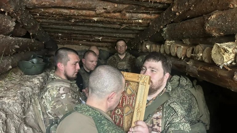 У РПЦ скаржаться, що їхнім священикам стало важче пробратися до передової - фото 1