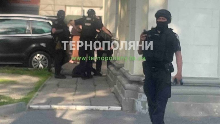 Два чоловіки побилися за місце для жебракування біля катедрального собору у Тернополі - фото 1