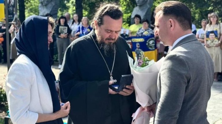На Житомирщині священик УПЦ МП отримав відзнаку за свого загиблого на війні сина - фото 1