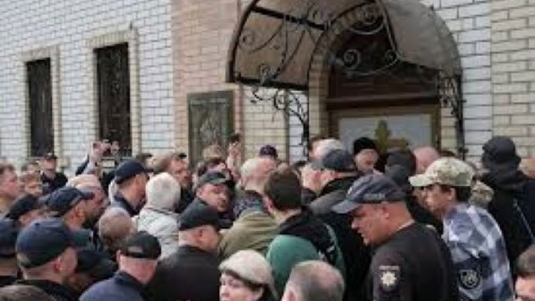 У Свято-Троїцькому храмі у Кременчуці знайшли нові календарі з російським Патріархом Кирилом - фото 1