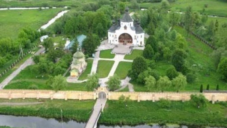 Завдяки жертовності попередників – Україна живе! Предстоятель ПЦУ очолив Літургію на Козацьких могилах - фото 1