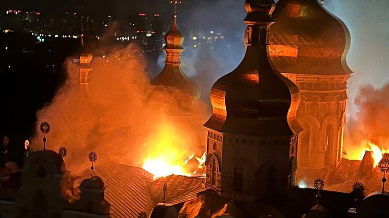 Братії лаври та рятувальникам вдалося зберегти від пожежі давні ікони та антимінси - фото 1