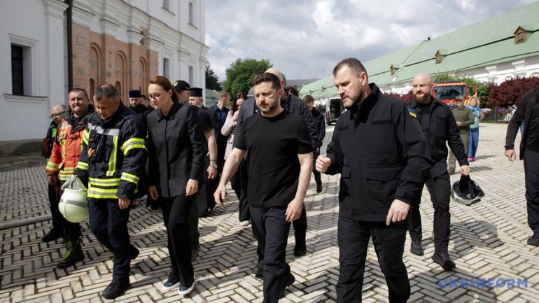Зеленський відвідав лавру і запевнив, що все відновимо - фото 1