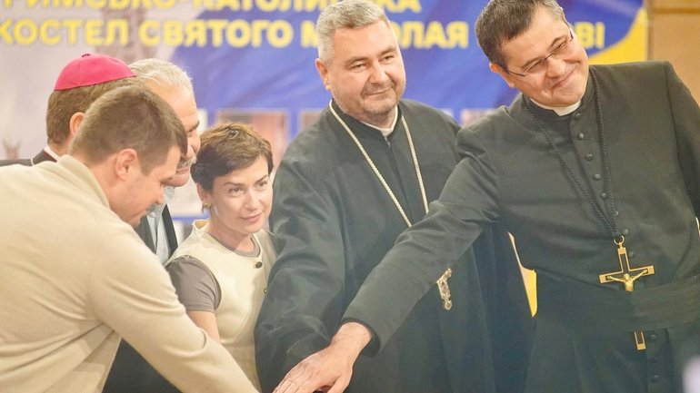У костелі Святого Миколая в Києві погасили марку до 25-річчя візиту Папи Івана Павла ІІ - фото 1