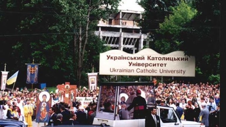 «Дощ паде. Діти ростуть»: Сьогодні на Суспільному фільм від УКУ про візит Папи Івана Павла ІІ до України - фото 1