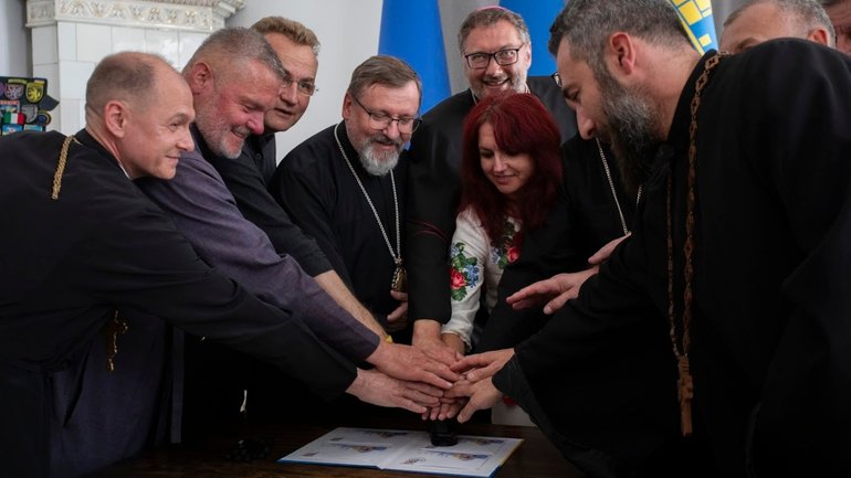 У Львові урочисто погасили поштову марку до 25-річчя візиту святого Івана Павла ІІ в Україну - фото 1