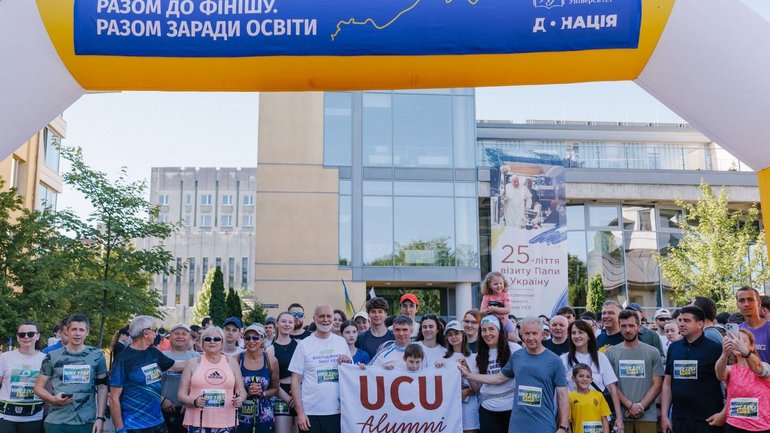 Учасники благодійного забігу УКУ записали відеозвернення до Папи Лева XIV та запросили відвідати Україну - фото 1