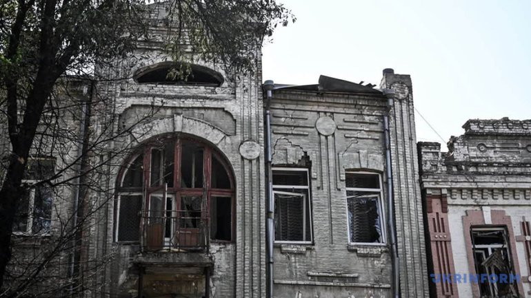 Росіяни вдарили дроном по історичних будинках у Запоріжжі: пошкоджена синагога - фото 1