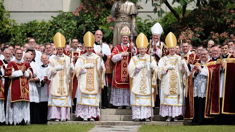 Після свячень нових єпископів у семінарії в Еконі - фото 1