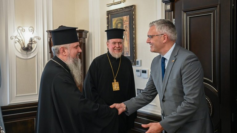 Предстоятель ПЦУ зустрівся з делегацією Великої Британії та подякував за підтримку України - фото 1