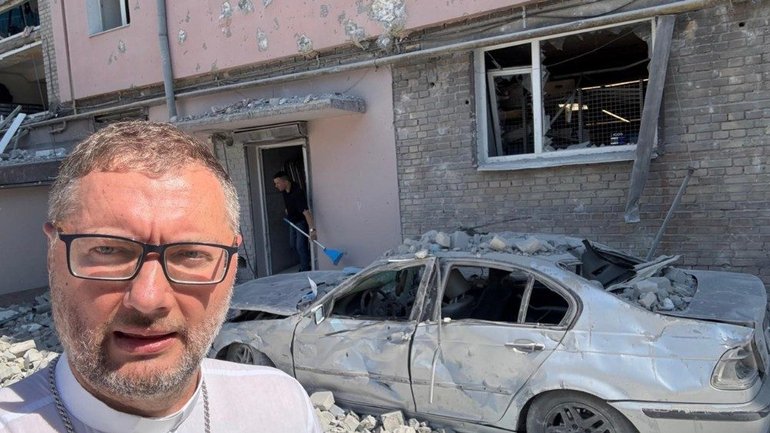 Апостольський нунцій в Україні відвідав місця у Києві, уражені ракетним ударом - фото 1
