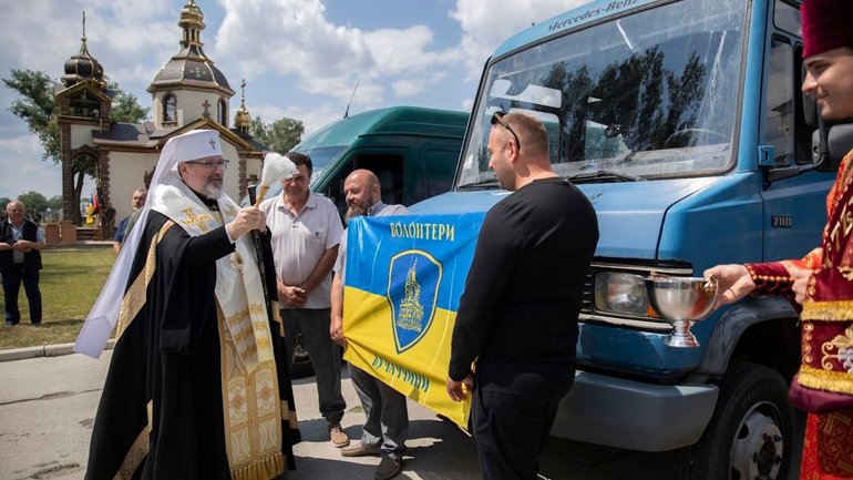 Патріарх Святослав освятив хоругву військової частини та благословив техніку для захисників України - фото 1