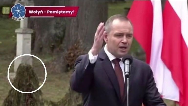 Трибуну для виступу Навроцького про Волинь облаштували просто на українських могилах, - ЗМІ - фото 1