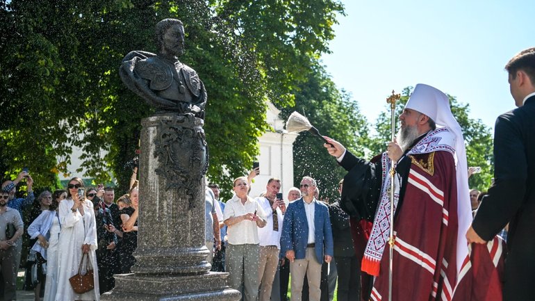 Митрополит Епіфаній звершив чин благословення погруддя гетьману Івану Мазепі - фото 1