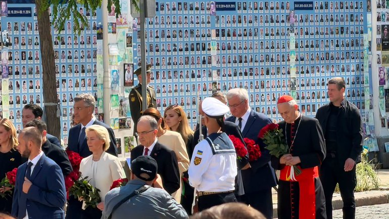 Спецпредставник Папи взяв участь у церемонії спільного покладання квітів з президентом України - фото 1