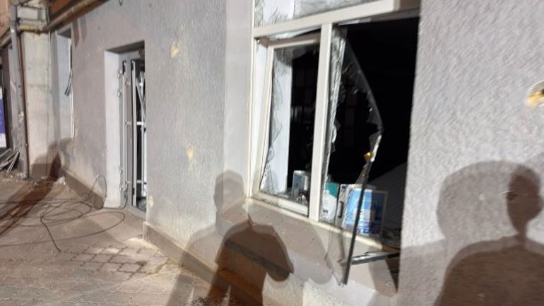Ворожий обстріл пошкодив будівлю та транспорт Одеської народної Церкви - фото 1