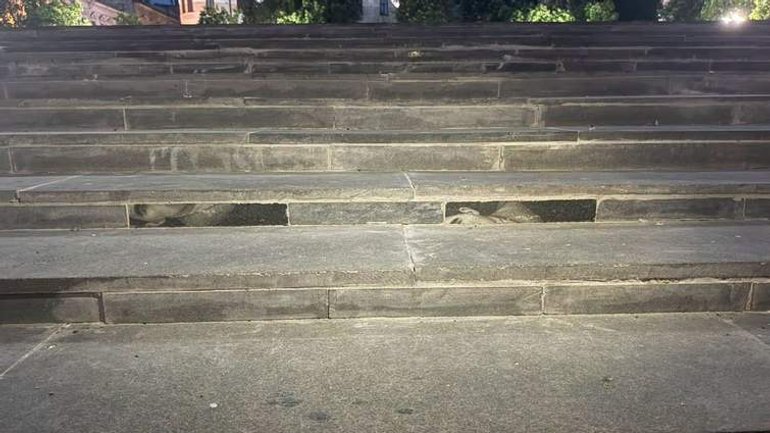 У Чернівцях для ремонту сходів використали матеріал для надгробків - фото 1