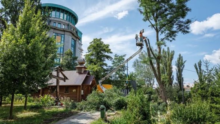 У Києві біля каплиці УГКЦ розпочали облаштовувати оновлений меморіал Героям Небесної Сотні - фото 1