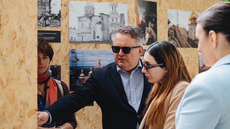 "Путін хотів поцілити дроном в Ісуса Христа": блогерка і прихильниця Трампа побувала у лаврі - фото 1